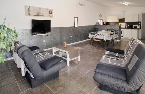 Lambesc House | In the heart of green Provence, in a park with olive trees welcomes you this beautiful Provencal vil