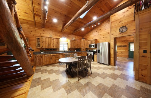 Millersburg Cabin | In The Heart Of Holmes County OH Charming 2-bedroom lodge/Cabin with AC and WiFi
