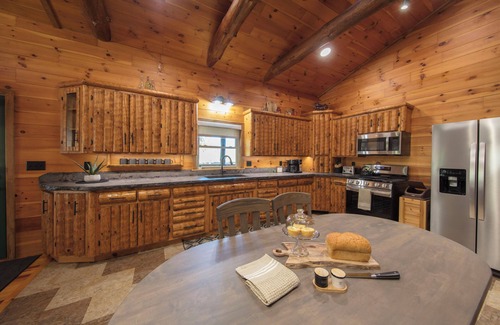 Millersburg Cabin | In The Heart Of Holmes County OH Charming 2-bedroom lodge/Cabin with AC and WiFi