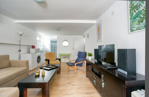 Kerem HaTeimanim Apartment | In the heart of the Market. Supreme location 200 meters from the beach. WoW!