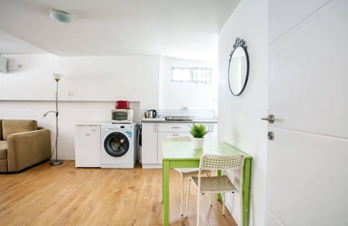 Kerem HaTeimanim Apartment | In the heart of the Market. Supreme location 200 meters from the beach. WoW!