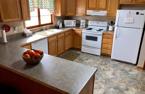 Geneva House | In the heart of the Ohio Wine Country! 10 minutes to Lake Erie!