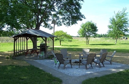 Geneva House | In the heart of the Ohio Wine Country! 10 minutes to Lake Erie!