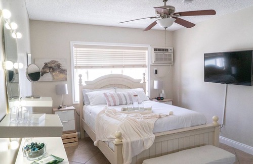 Huntington Park Apartment | In the heart of Huntington Park the newly renovated 1BR condo is charming and quite