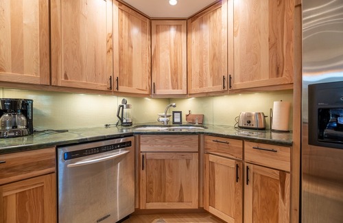 Fennville House | In the Trees- Relaxing getaway with hot tub! 400ft to private Lake Access!