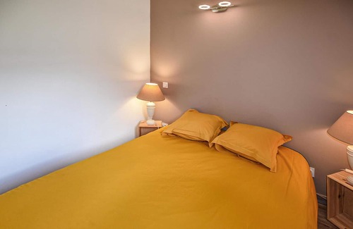 Sablet House | In this beautiful vacation home with access to the pool you can enjoy a relaxing vacation.