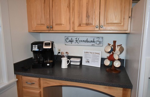 Kennebunk House | In-Town Kennebunk - walk to mult cafes/restaurants/shops! Beaches 6 mins away!