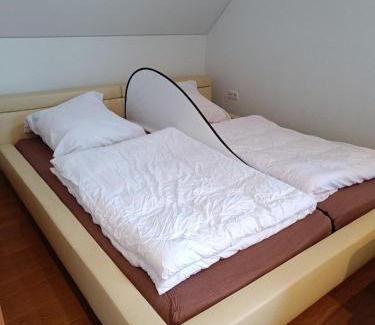 Bothfeld-Vahrenheide Apartment | IN VILLA APARTMENT 56 qm Check-in,free parking, WIFI , TV, FULL KITCHEN