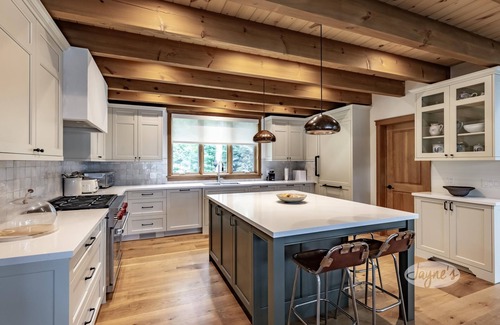 Muskoka Lakes Cottage | Incredible 6 bdrm 5 bath cottage on Lake Joe!