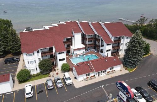 Traverse City House | Incredible Beach Condo AC Beach Pool Hot Tub Sunrise