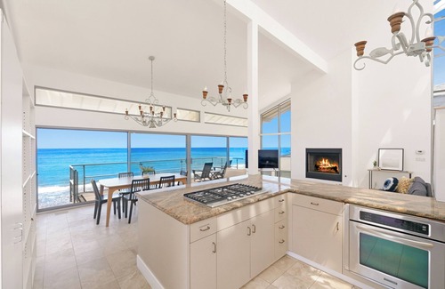 Western Malibu House | Incredible beach front house on very private beach
