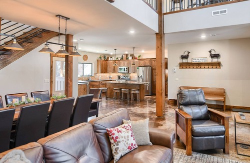 Lead Cabin | Incredible Craftsman Style Spacious Lodge Walking Distance to Clubhouse!