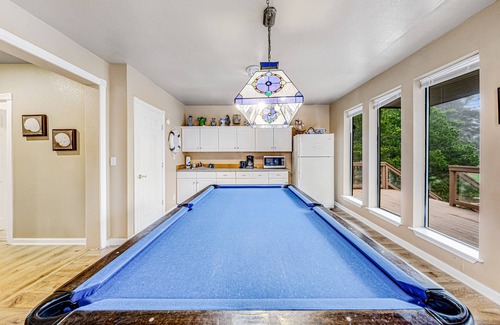 Klipsan Beach House | Incredible dog-friendly home with pool table, fast WiFi, gas fireplace, and W/D
