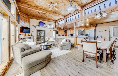 Klipsan Beach House | Incredible dog-friendly home with pool table, fast WiFi, gas fireplace, and W/D