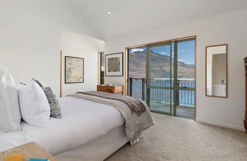 Sunshine Bay House | Incredible Lake Twin Peaks Views Spacious House
