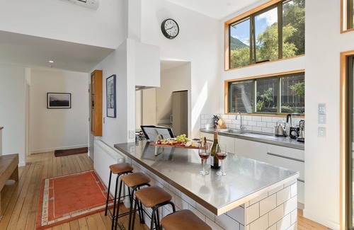 Sunshine Bay House | Incredible Lake Twin Peaks Views Spacious House