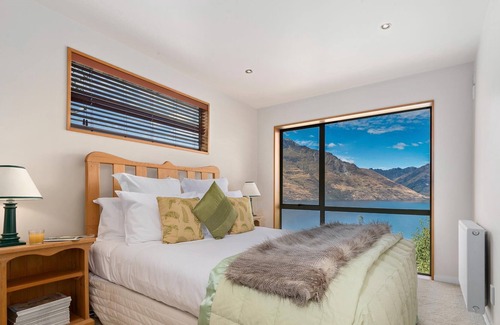 Sunshine Bay House | Incredible Lake Twin Peaks Views Spacious House