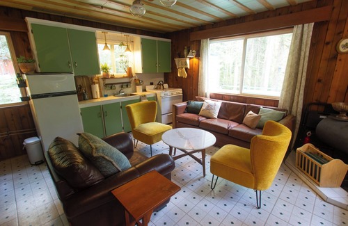 Marblemount Cabin | Incredible mountain views, off grid cottage sleeps 4