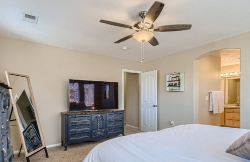 Commerce City House | Incredible townhome located less than 15 minutes away from Denver International Airport (DIA)