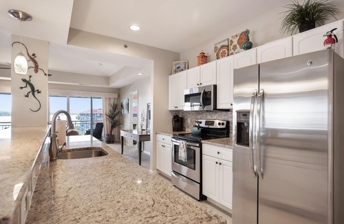 Lake Ozark Condo | Incredible View from this 3-Suite Palisades Lux Condo Screened-Deck, Next2 Pool!