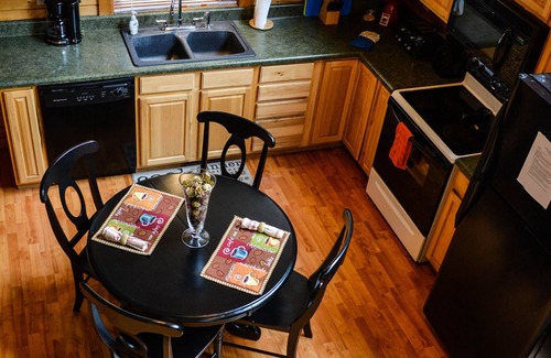 Gatlinburg - Pigeon Forge Cabin | Incredible View+Hot Tub+Pool Table+Multicade! 10 min to Gatlinburg/Pigeon Forge