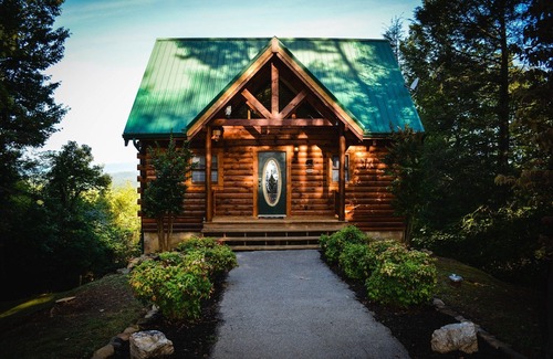Gatlinburg - Pigeon Forge Cabin | Incredible View+Hot Tub+Pool Table+Multicade! 10 min to Gatlinburg/Pigeon Forge