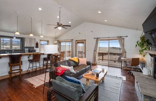 Three Forks House | INCREDIBLE VIEWS + FAST WIFI, 10 private acres