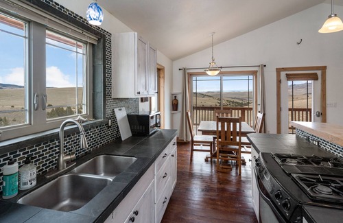 Three Forks House | INCREDIBLE VIEWS + FAST WIFI, 10 private acres