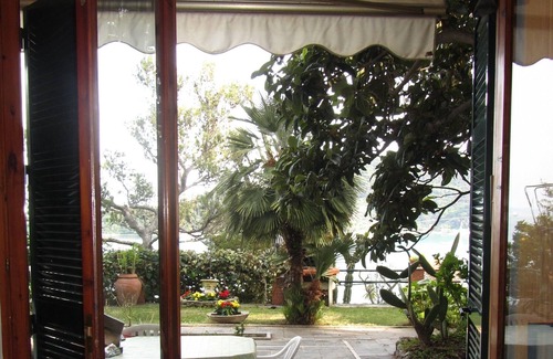 Portovenere Villa | Independent apartment with sea views, terrace, garden and pvt parking.
