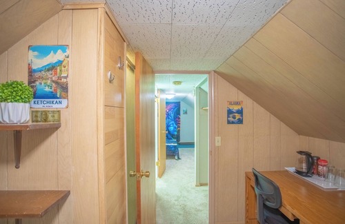 Fairbanks House | Independent Cozy loft space in charming Fairbanks with WiFi