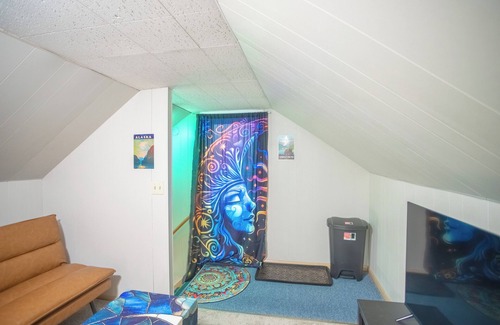 Fairbanks House | Independent Cozy loft space in charming Fairbanks with WiFi
