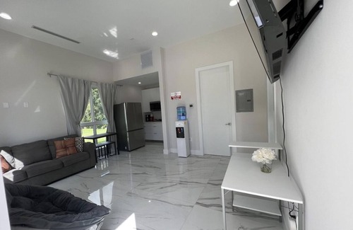 Princeton House | 🏝Independent Guest House w/pool.>free parking🏝