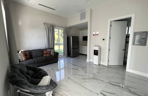 Princeton House | 🏝Independent Guest House w/pool.>free parking🏝