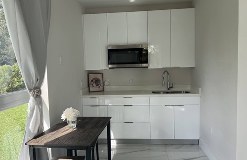 Princeton House | 🏝Independent Guest House w/pool.>free parking🏝