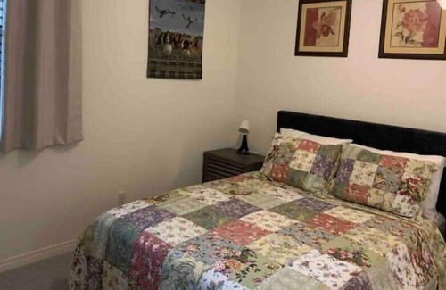 Mira Loma House | Independent Guest Room A with Net TV for Short Stay In A Single Family House