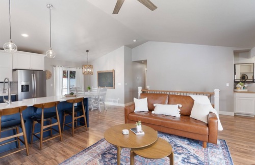 Loveland House | Indoor Climbing Wall~ Hot Tub~ Wanderlust Adventure Retreat