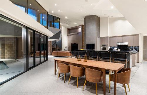 Paradise Valley House | Indoor pool 2.5 acres gym with sauna At Hideaway Estate