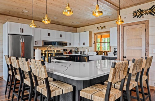Gatlinburg - Pigeon Forge Cabin | Indoor Pool - Iconic Views- 6BR - 11' spa - Dog Friendly- Wkly Disc!