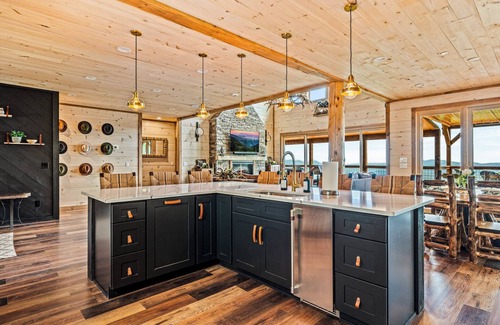 Gatlinburg - Pigeon Forge Cabin | Indoor Pool - Iconic Views- 6BR - 11' spa - Dog Friendly- Wkly Disc!