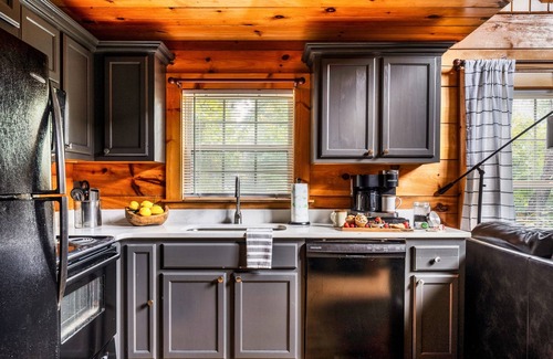 Gatlinburg Cabin | Indoor Pool & Movies - Near DT Gatlinburg