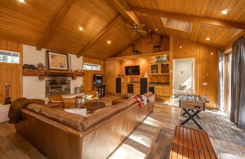 Summit Estates Cabin | Indoor Spa! Steps to Snow Summit. Fireplaces. BBQ