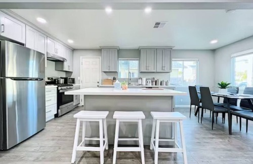 Seaside House | Indulge in Coastal Serenity - Stylish Bay Retreat!