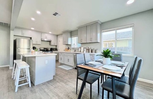 Seaside House | Indulge in Coastal Serenity - Stylish Bay Retreat!