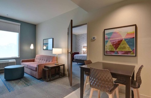 Upper Grand Lagoon Hotel | Indulge in Home Like Comfort! Pool, Kitchen, Free Breakfast, Near Panama Beach!