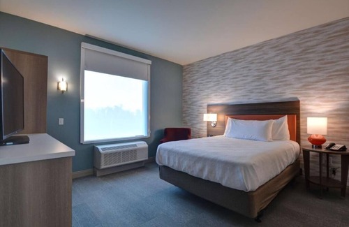 Upper Grand Lagoon Hotel | Indulge in Home Like Comfort! Pool, Kitchen, Free Breakfast, Near Panama Beach!