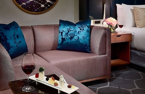 Uptown Hotel | Indulge in Home Like Comfort! Close to Contemporary Arts Museum Houston, w/Pool
