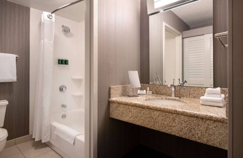 Camarillo Hotel | Indulge in Home-Like Comfort! 2 Comfortable Units, Near Camarillo Ranch House