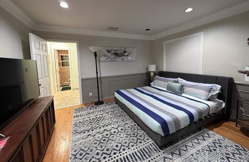Walnut Valley House | Indulging 1B1B with King Bed