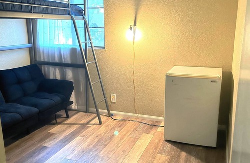 Lake Elsinore House | Industrial bachelor bed&bath 6min from lake!