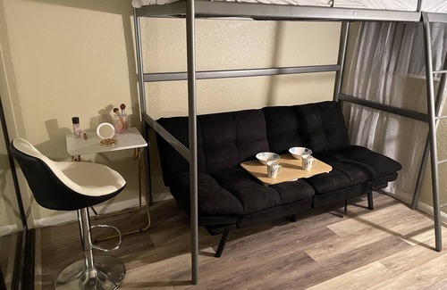 Lake Elsinore House | Industrial bachelor bed&bath 6min from lake!